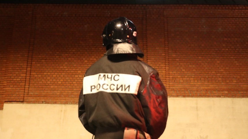 Видео спасения женщины, повисшей на балконе в Москве