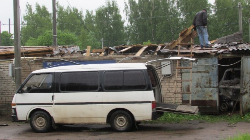 Смерч повредил десятки строений в Псковской области