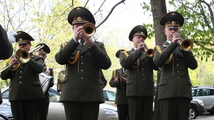 Сюрприз для ветерана: в Самаре устроили концерт во дворе бывшего военного связиста