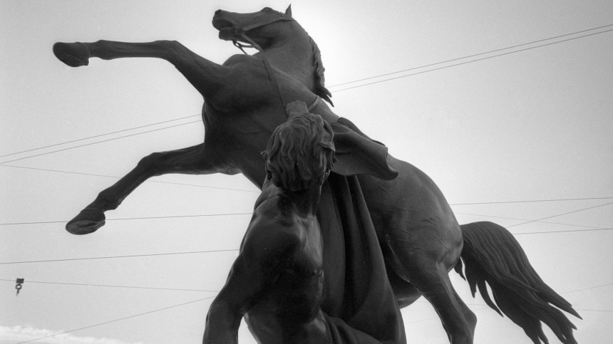Вандалы, распивавшие пиво на бронзовом коне в центре Петербурга, повредили памятник