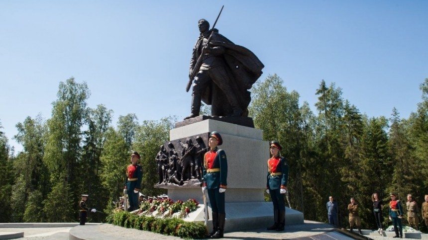 Памятник погибшим героям ВОВ открыли на трассе в Новгородской области