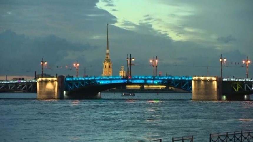 «Зенит» — чемпион! Дворцовый мост в Петербурге окрасили в цвета родной команды