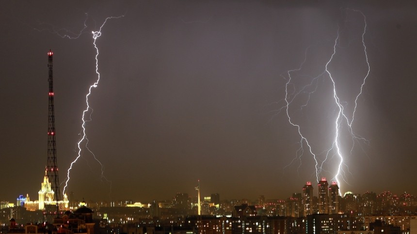 Молния ударила в Останкинскую башню — захватывающее видео