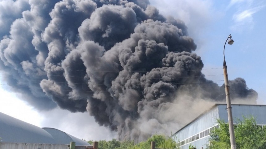 Названа предварительная причина пожара на горящем вторые сутки складе в Самаре