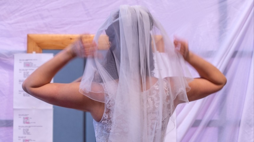 Молодая невеста изменила жениху ради жесткого секса с приятелем