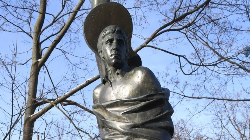 «Сделал как должно быть»: скульптор объяснил изменения памятника Высоцкому