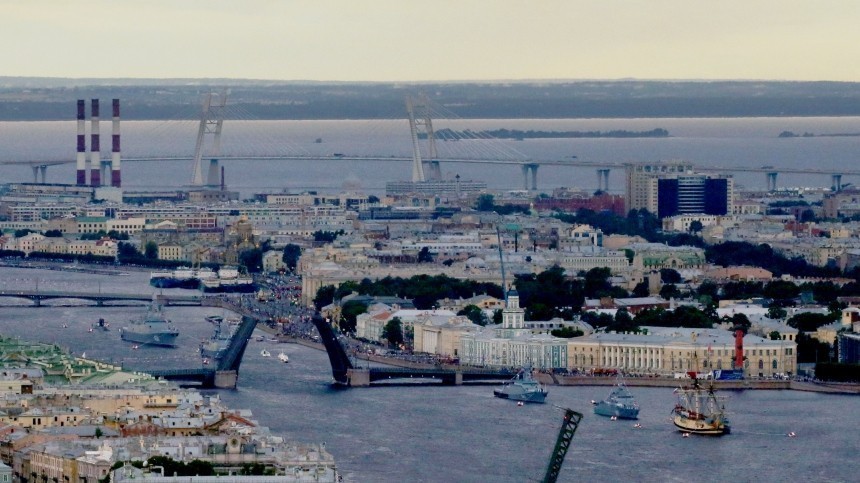В Петербурге центральные улицы и набережные перекрыты из-за парада ко Дню ВМФ