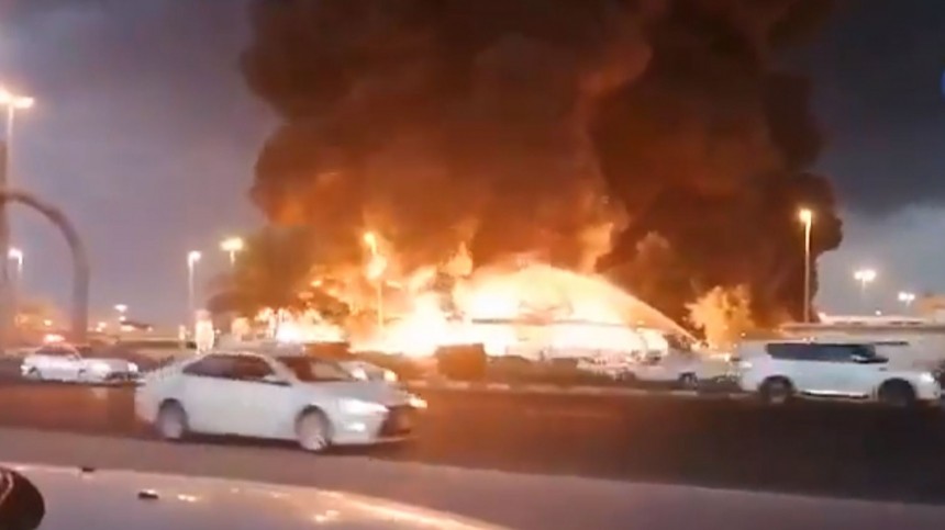 Видео: пожар уничтожает овощной базар в ОАЭ