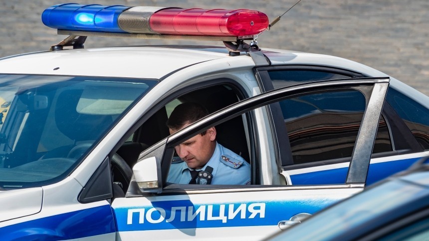 Видео задержания мужчины, напавшего с ломом на полицейского в Москве