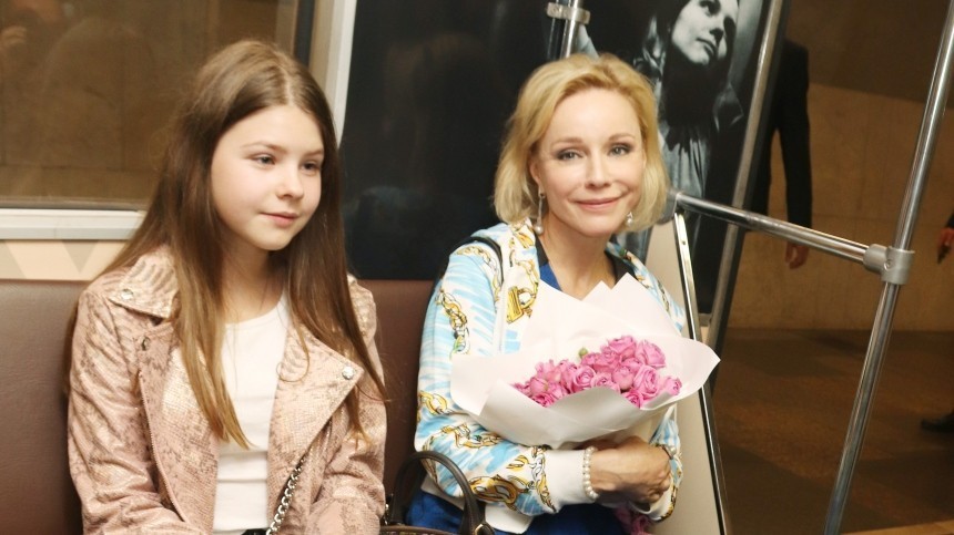 Младшая дочь Табакова и Зудиной впервые приехала в Петербург — фото на крыше