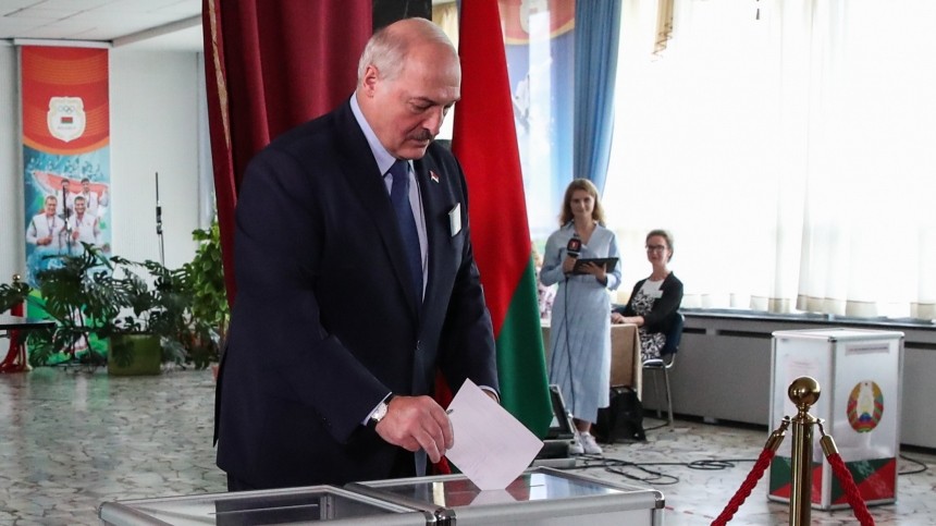 Лукашенко отдал свой голос на выборах президента Белоруссии