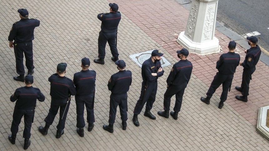 Очевидец: Автозак сбил человека на протестах после выборов в Минске
