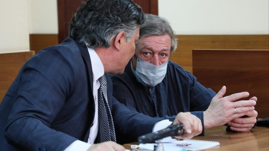 «Цирк!» — юрист заподозрил Ефремова в «симуляции» приступа в суде