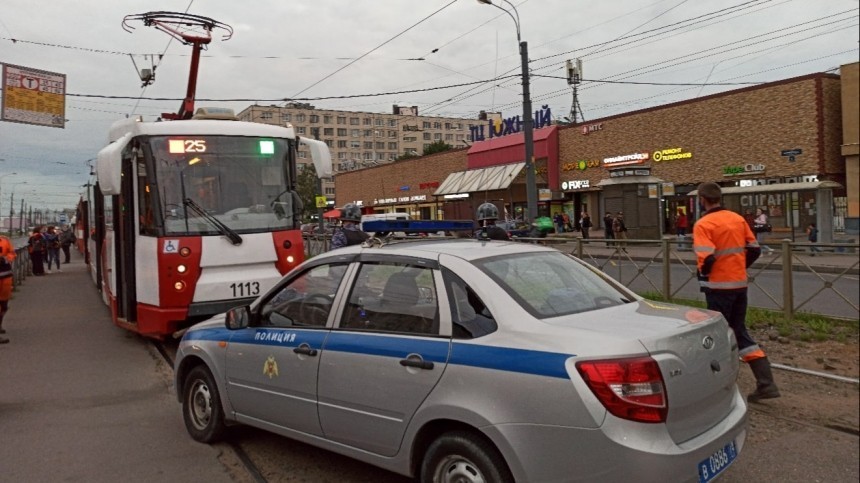 Очевидцы сообщили о стрельбе в трамвае в Купчино в Петербурге — видео