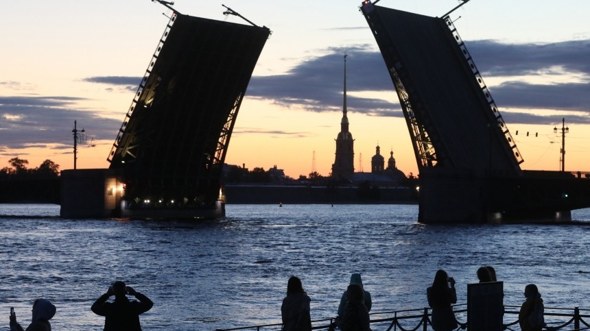 Прямая трансляция развода Дворцового моста в Петербурге под музыку Виктора Цоя