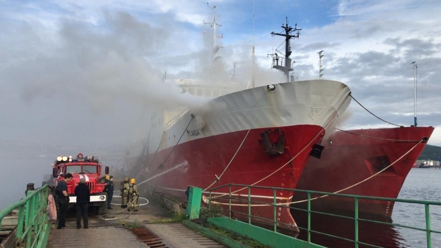 Видео: В Мурманске полыхает палуба рыболовецкого судна