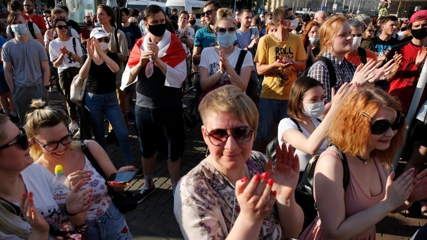 Под лозунги «Уходи»: Протестующие зажгли тысячи фонариков в центре Минска — видео