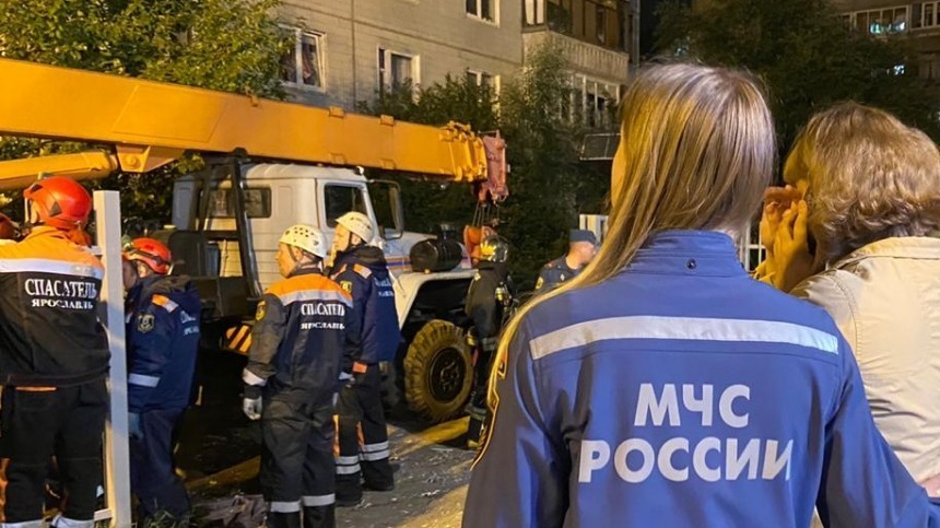 Восьмилетнего мальчика ищут под завалами после взрыва газа в Ярославле