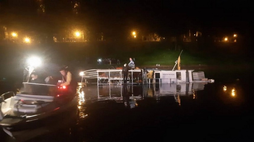 Прогулочный теплоход затонул в Вологде, туристов экстренно эвакуировали — видео
