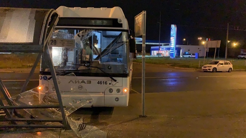 Автобус врезался в остановку в Петербурге — видео