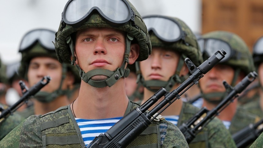 Видео: Десантники соревнуются в силе и ловкости в Псковской области