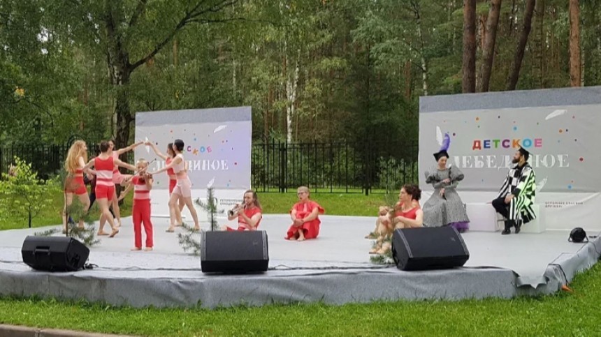 “Детское “Лебединое”: Артисты балета ведущих театров выступили под окнами Петербургского онкоцентра