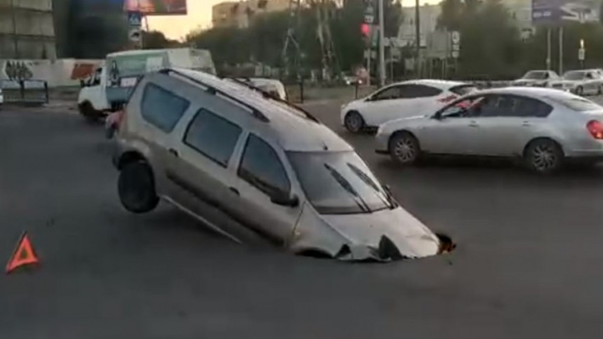 Видео: автомобиль провалился под землю в центре Астрахани