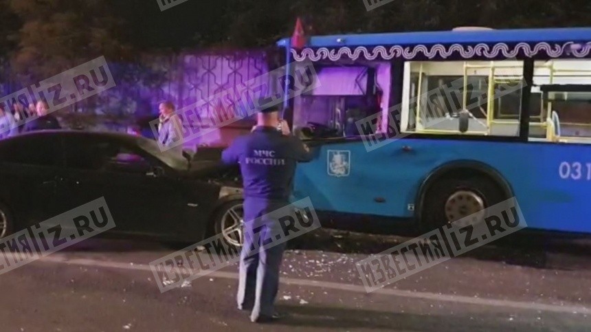 Видео с места лобового столкновения рейсового автобуса и BMW в Москве