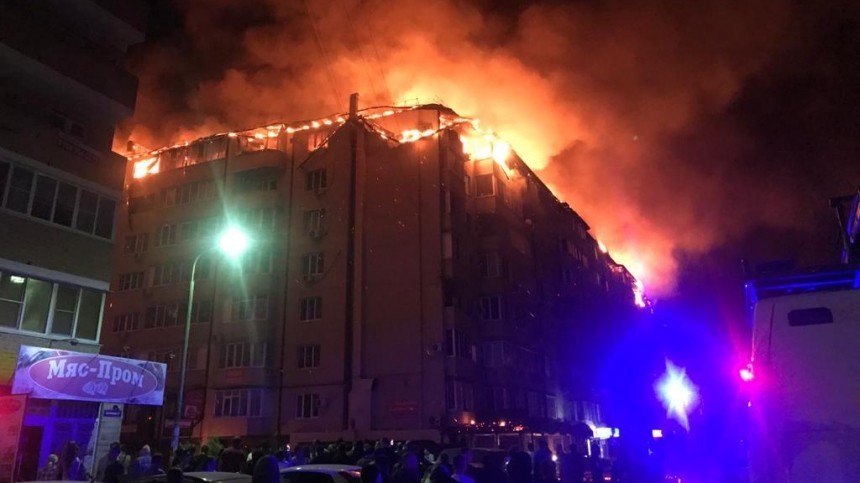 Мощный пожар охватил жилой дом в Краснодаре — видео