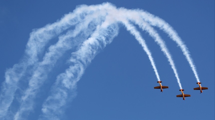 Видео: 11 «мертвых петель» подряд выполнили летчики пилотажной группы «Первый полет»