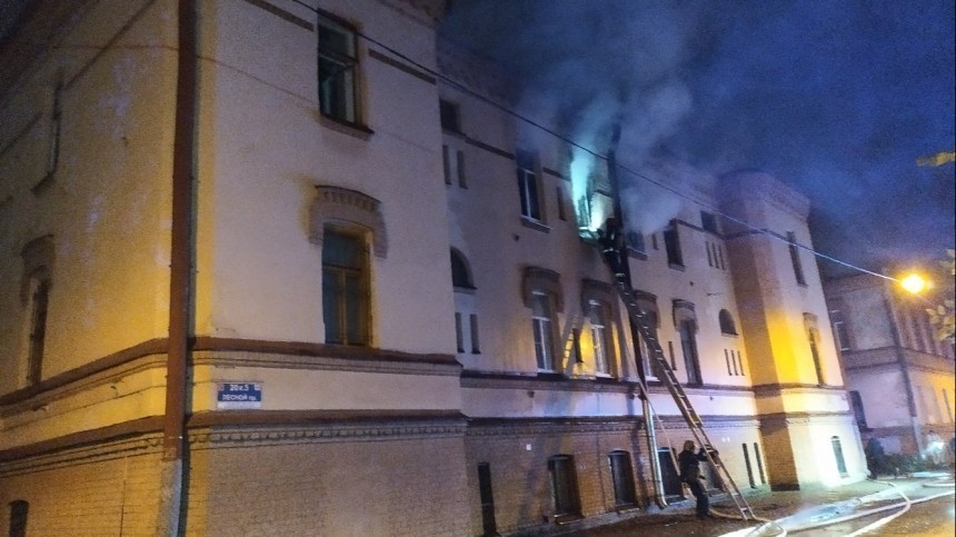 Крупный пожар вспыхнул в жилом доме на севере Петербурга — видео