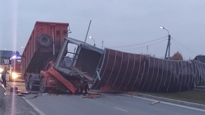 Видео: пешеходный мост рухнул на КАМАЗ под Екатеринбургом, водитель погиб