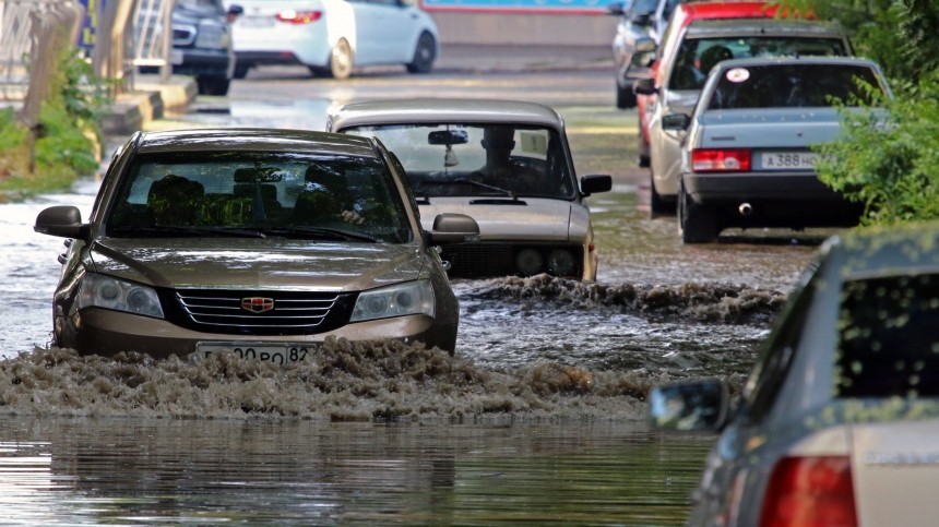 Плывут машины и арбузы: Керчь ушла под воду после мощного ливня