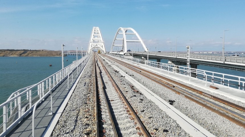 ЕС включил в список санкций строителей Крымского моста и железнодорожников