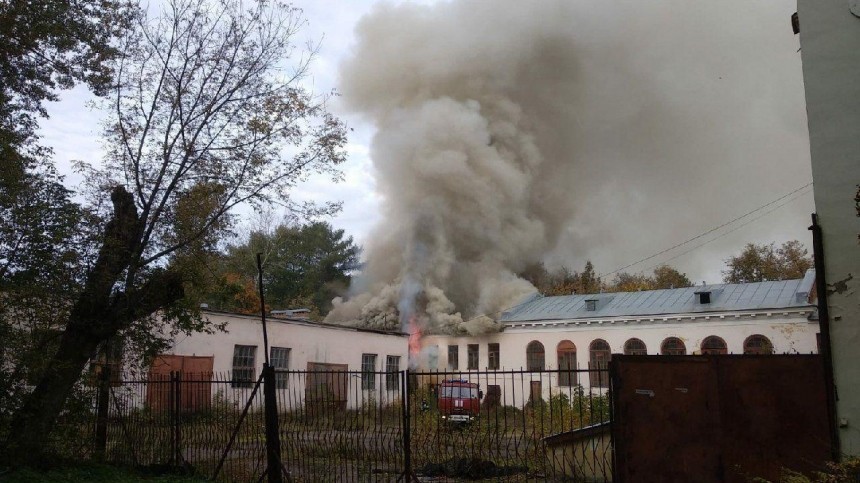 Пожар в бывшей конюшне в усадьбе Голицыных локализован в Балашихе