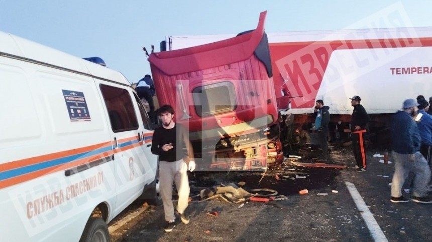 Три человека погибли при столкновении школьного автобуса с несколькими фурами в Дагестане