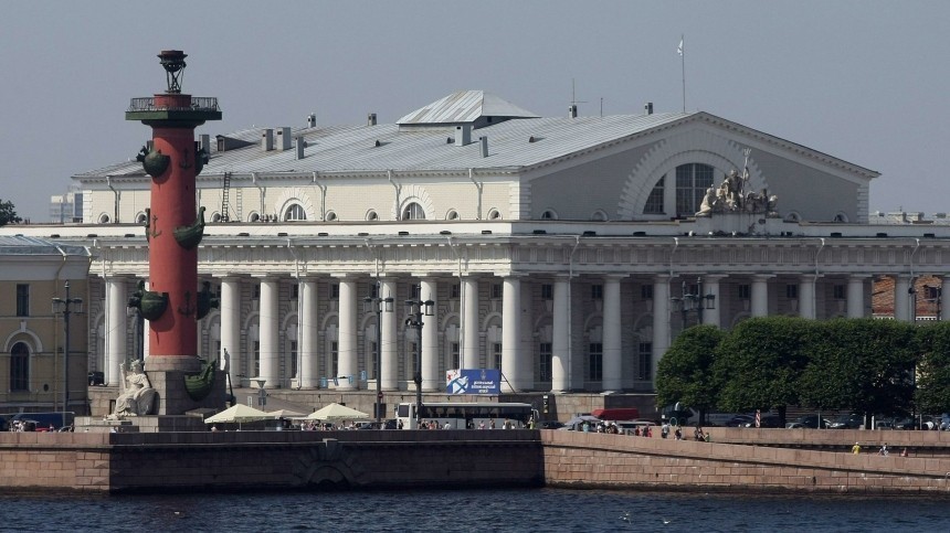 «Мощное криминальное поле» — Пиотровский о реставрации Биржи в Петербурге