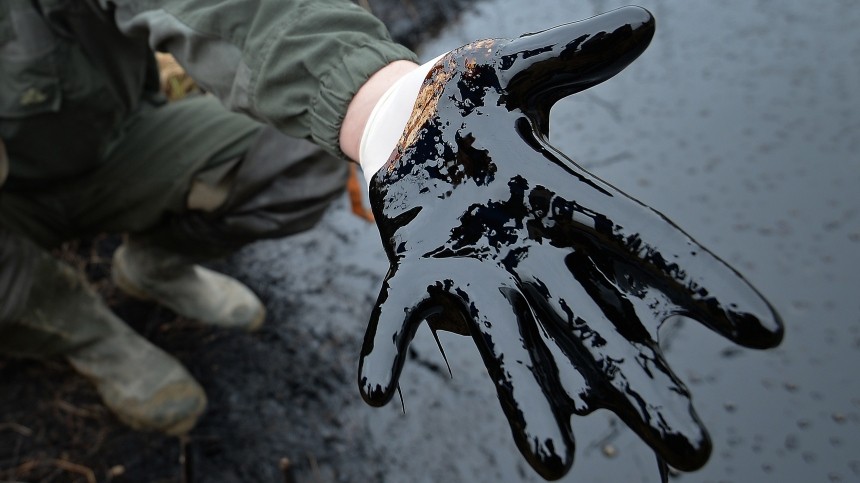 Видео: Огромный нефтяной фонтан забил на месторождении в Югре