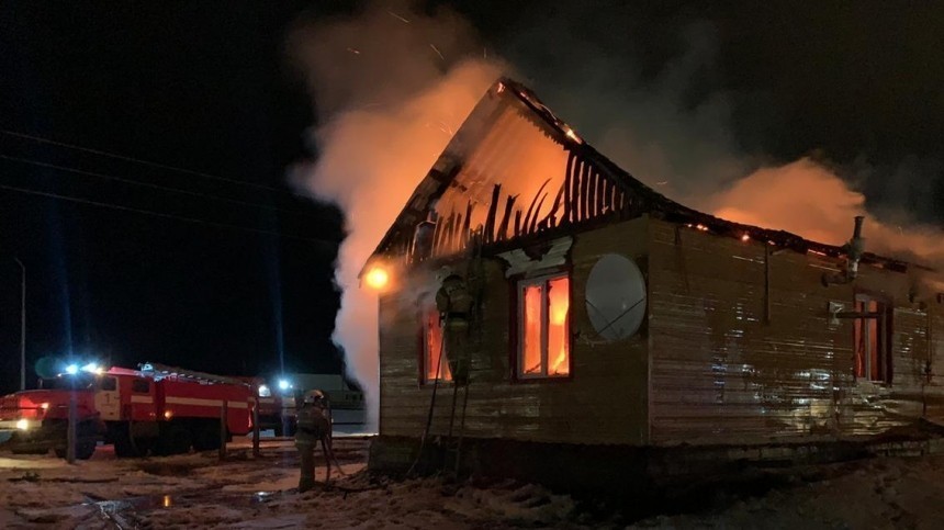 Четверо детей и женщина погибли в результате пожара в Якутии