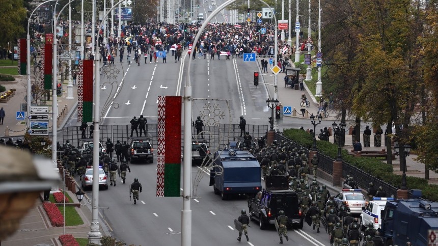 В Минске начались протесты: в центре города военные, ОМОН и водометы