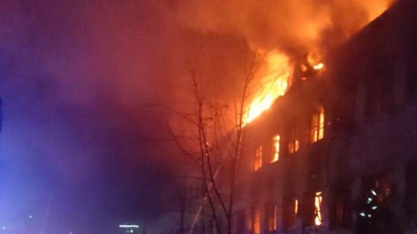 В Москве выясняют причины пожара на бывшем заводе «Серп и молот» — видео