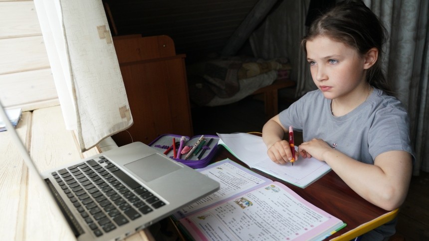 Московским школьникам продлили режим дистанционного обучения
