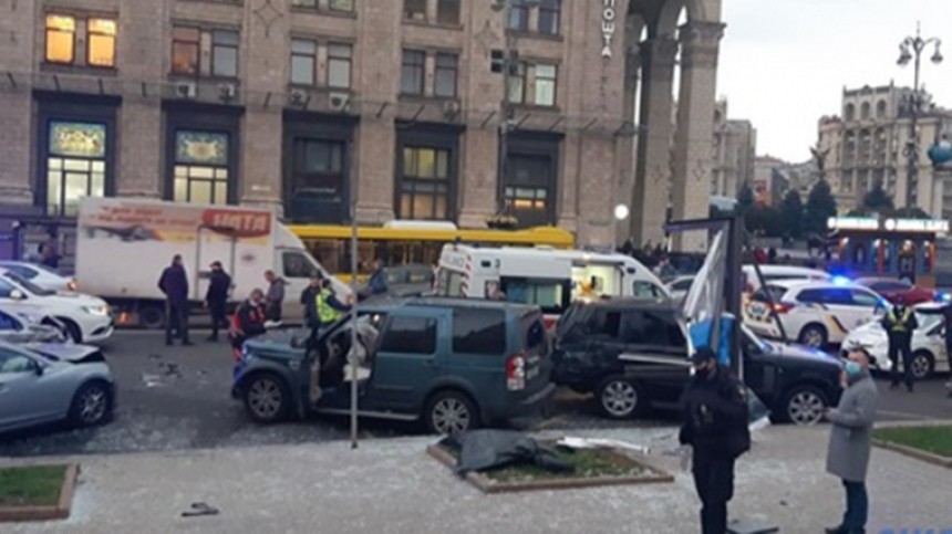 Момент тарана иномаркой людей в центре Киева попал на видео (18+)