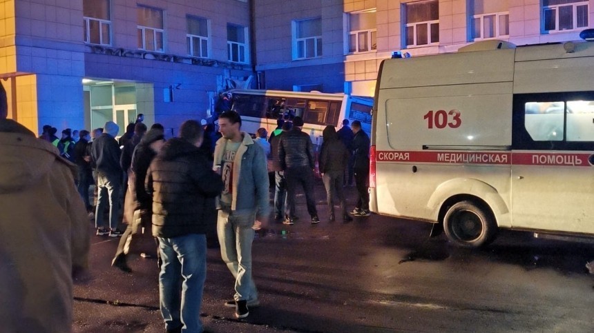 Автобус врезался в здание университета в Великом Новгороде — есть жертвы