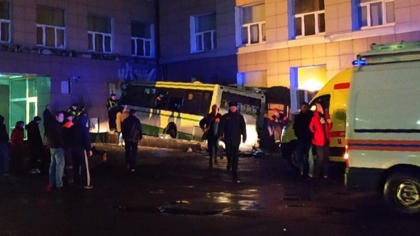 Женщина-водитель погибла в странном ДТП с автобусом в Великом Новгороде