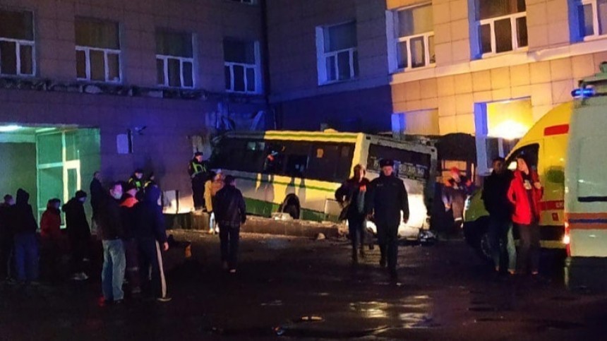 Обычный герой: один пассажир спас остальных в ДТП с автобусом в Великом Новгороде
