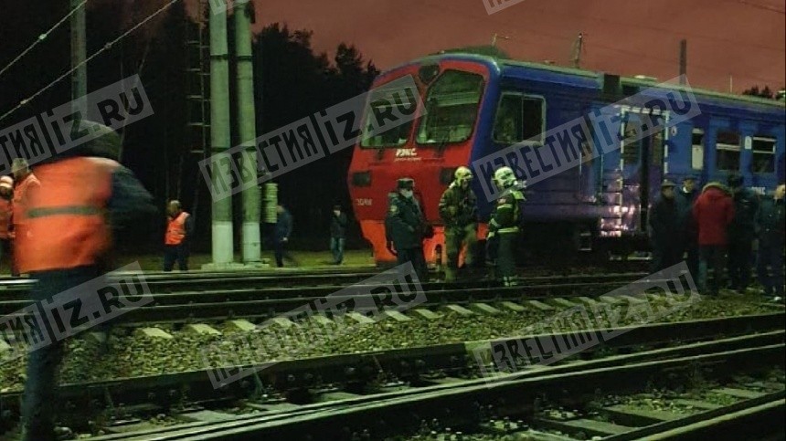 Отвалившаяся деталь другого поезда стала причиной схода вагонов электрички в Москве
