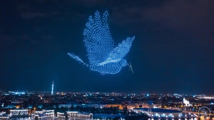 Видео: Тысячи светящихся дронов озарили небо над Петербургом