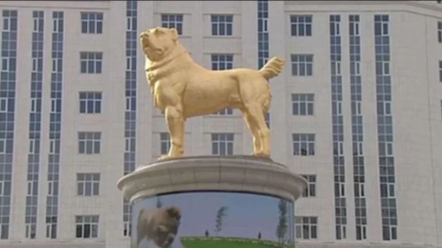 Национальный герой: В Туркмении поставили золотой памятник собаке алабаю