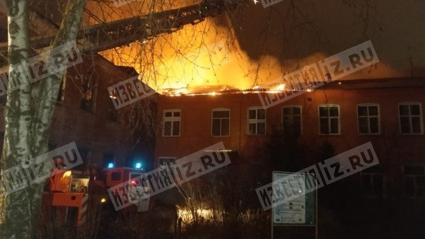 Видео пожара, охватившего жилой дом в Подмосковье на площади 1300 квадратных метров